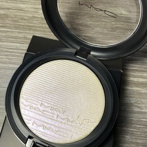 MAC extra dimension skin finish